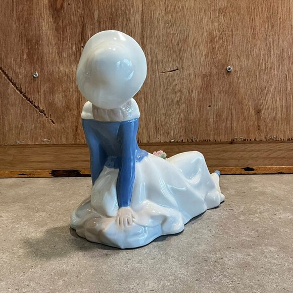 Vintage Dalia Lady Figurine, Handcrafted Porcelain, Made in Mexico - Picture 3 of 10